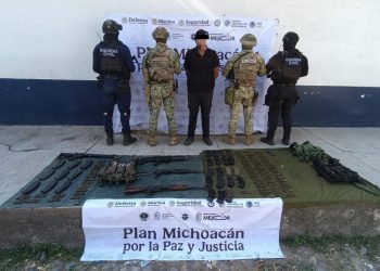 SSP y fuerzas federales detienen a hombre en posesión de armamento, en Apatzingán