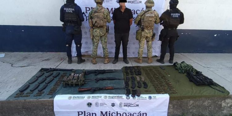 SSP y fuerzas federales detienen a hombre en posesión de armamento, en Apatzingán