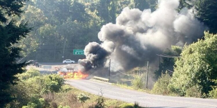 Bloqueos y quema de vehículos en Michoacán tras operativo federal en Jalisco