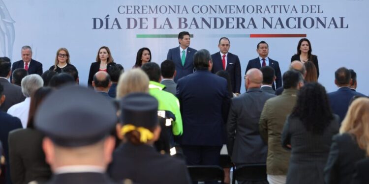 Encabeza Alfonso Martínez, ceremonia de Izamiento y celebración del Día de la Bandera