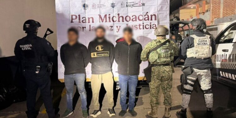 Guardia Civil detiene a 3 hombres en posesión de tres armas de fuego en Jiquilpan