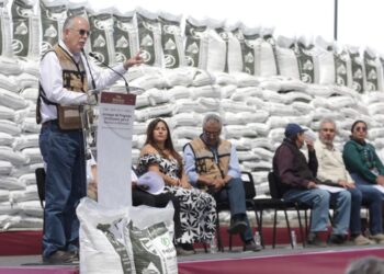 Bedolla y Berdegué arrancan entrega de fertilizantes gratuitos a productores michoacanos