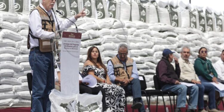 Bedolla y Berdegué arrancan entrega de fertilizantes gratuitos a productores michoacanos