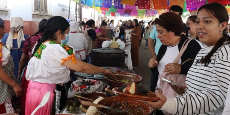 Cocineras tradicionales presentes en el Tianguis Artesanal de Domingo de Ramos