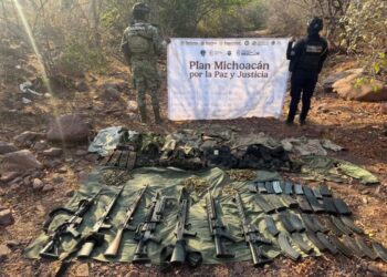 En La Huacana, fuerzas estatales y federales aseguran siete fusiles y equipo táctico