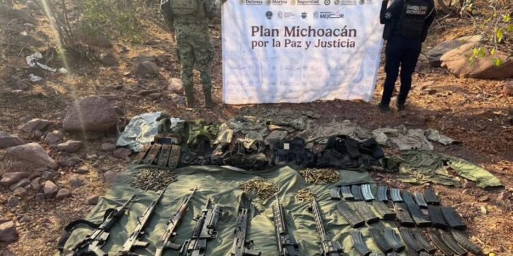 En La Huacana, fuerzas estatales y federales aseguran siete fusiles y equipo táctico
