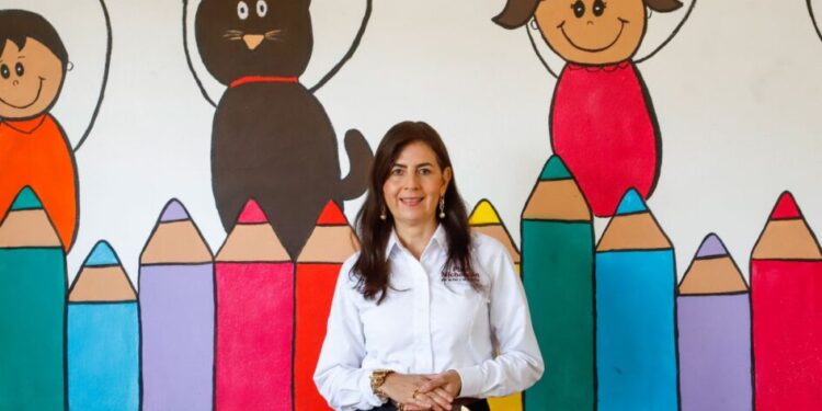 Compromiso en las aulas combate el rezago educativo: Gabriela Molina