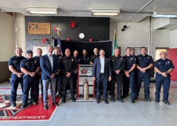 Yankel Benítez recibe donación de equipamiento para bomberos de Morelia