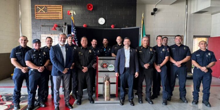 Yankel Benítez recibe donación de equipamiento para bomberos de Morelia