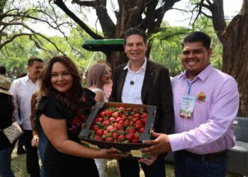 Tiende la mano Alfonso Martínez a productores michoacanos