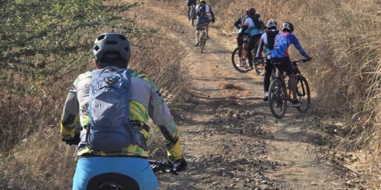 Más de 200 ciclistas se sumaron a la primera Rodada por la Paz en Turicato