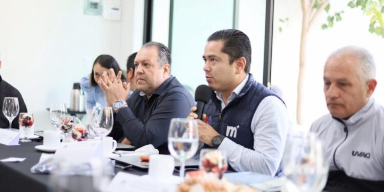 IMCUFIDE y MONDA entregan uniformes deportivos a atletas de asociaciones en Michoacán