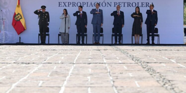 Encabeza Alfonso Martínez LXXXVIII Aniversario de la Expropiación Petrolera