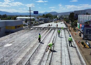 ¡No más espera en el tráfico! El paso vial de Policía y Tránsito tiene un 80 % de avance