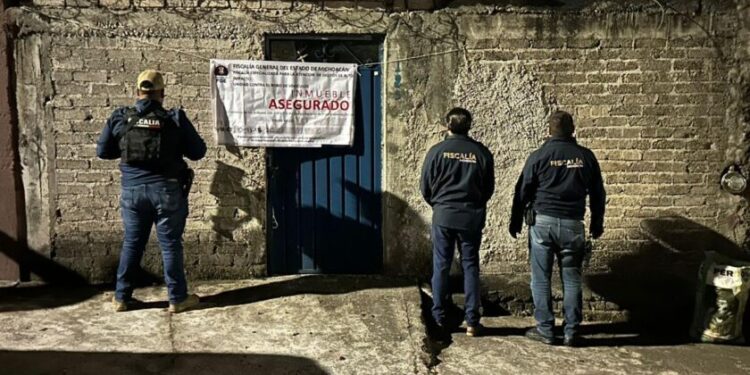 Ejecuta FGE cateo en la colonia Lomas del Durazno y asegura vehículo con reporte de robo; hay un detenido