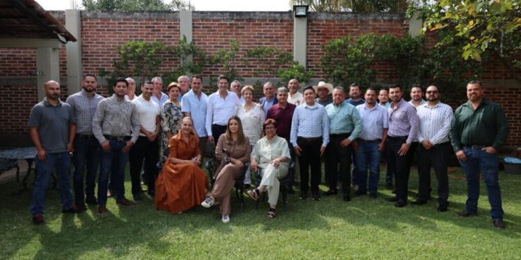 Se reúne Alfonso Martínez Alcázar con productores y porcicultores del Bajío