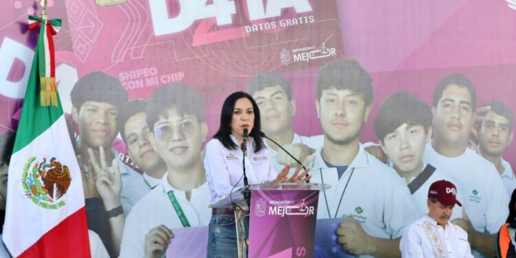 Entrega Bedolla en Uruapan chips de internet del Programa D4TA, Datos Gratis