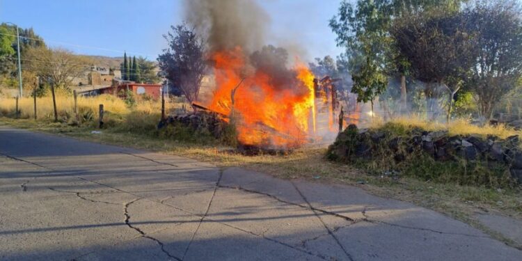 Policía Morelia y Bomberos Morelia atienden incendio en casa habitación en San Isidro Itzícuaro