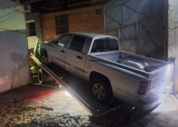 FGE asegura camioneta relacionada con investigación, en cateo en Puruándiro