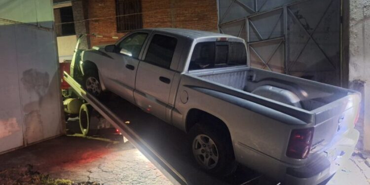 FGE asegura camioneta relacionada con investigación, en cateo en Puruándiro