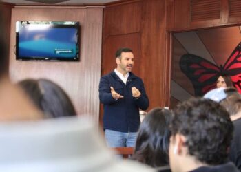 Yankel Benítez dialoga con jóvenes universitarios sobre participación ciudadana