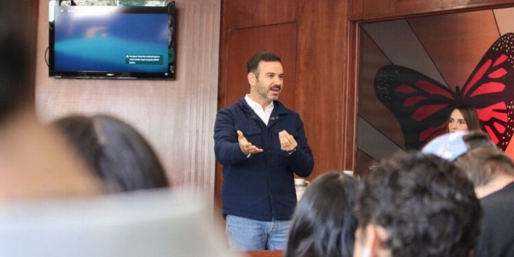 Yankel Benítez dialoga con jóvenes universitarios sobre participación ciudadana