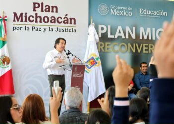 Inauguran Bedolla y Mario Delgado reconversión de telesecundaria a bachillerato, en Uruapan