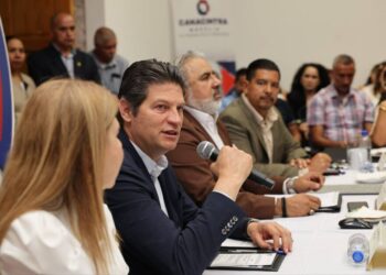 Yankel Benítez Silva supervisa obra con vecinos de Tenencia Morelos