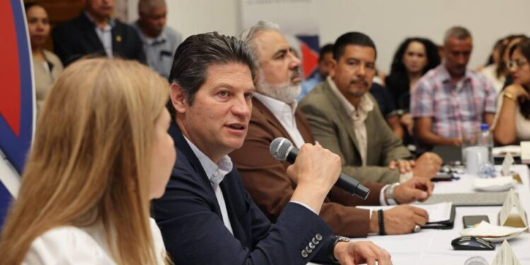 Yankel Benítez Silva supervisa obra con vecinos de Tenencia Morelos