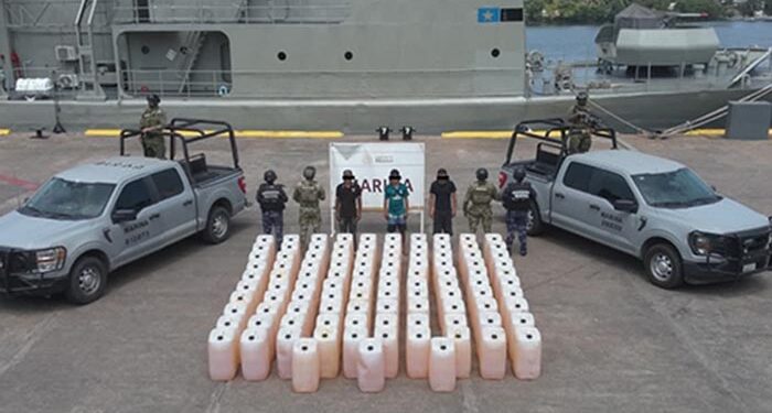Asegura Marina embarcación con cerca de 6 mil litros de combustible ilegal en costas de Michoacán