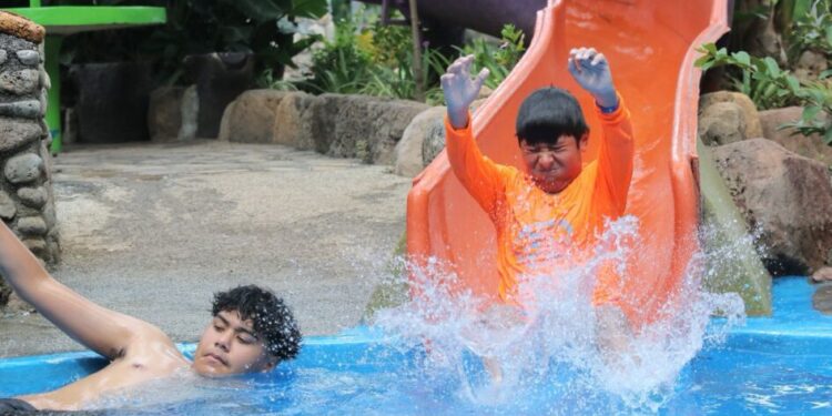 Michoacán invita a refrescarse en sus más de 400 balnearios y playas