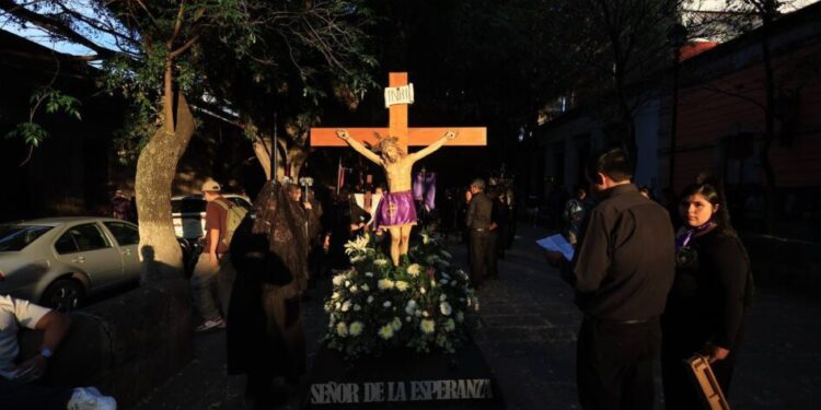 Más de 60 mil personas acompañan la Procesión del Silencio: Alfonso Martínez Alcázar
