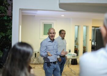 Adolfo Torres informa y atiende a vecinos de Las Cruces ante transición en servicios de agua