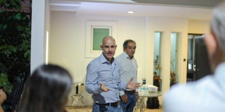 Adolfo Torres informa y atiende a vecinos de Las Cruces ante transición en servicios de agua