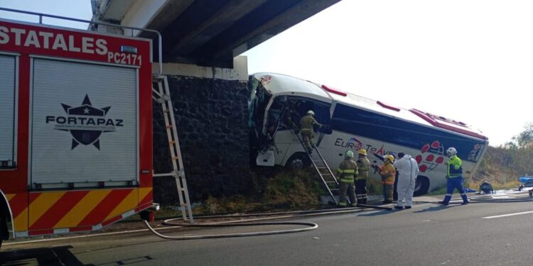 Vuelca autobús en inmediaciones de Copándaro