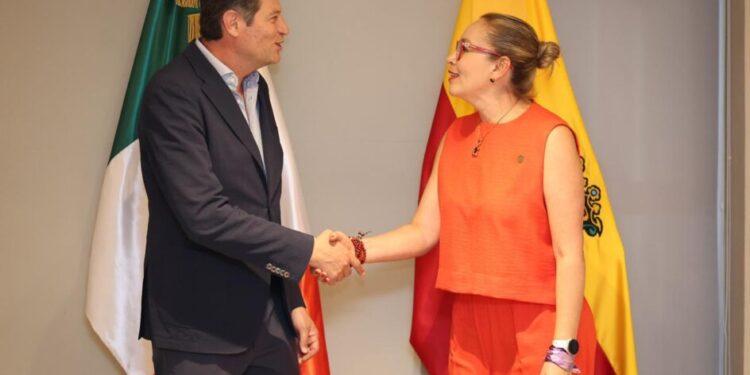 Ofrece Alfonso Martinez ruta a Yarabí Ávila para saldar históricos  adeudos de  UMSNH