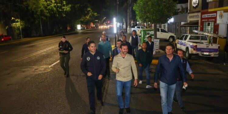 Entrega Alfonso Martínez nueva iluminación en la avenida Ventura Puente