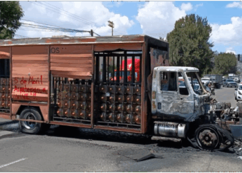 Indígenas de Arantepacua incendian vehículo y realizan destrozos en Morelia