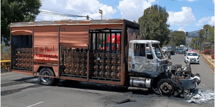 Indígenas de Arantepacua incendian vehículo y realizan destrozos en Morelia