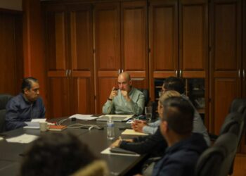 Adolfo Torres dialoga con locatarios para atender suministro de agua en el Mercado de Abastos