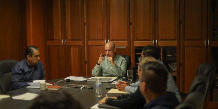 Adolfo Torres dialoga con locatarios para atender suministro de agua en el Mercado de Abastos