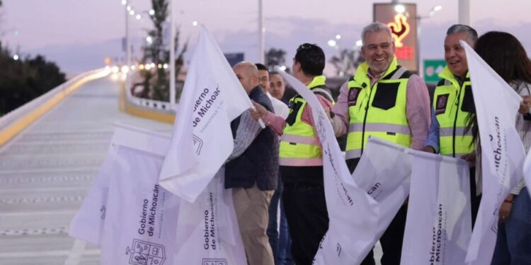 Bedolla abre a la circulación puente del distribuidor vial de la salida a Pátzcuaro