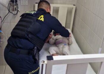 Policía Morelia salva a niña en emergencia médica