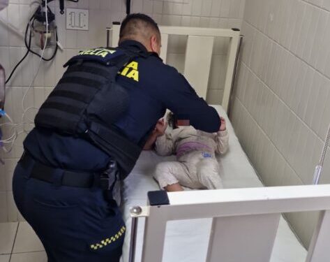Policía Morelia salva a niña en emergencia médica