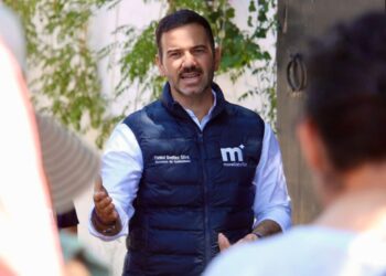 Yankel Benítez Silva supervisa obra con vecinos de Tenencia Morelos