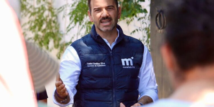 Yankel Benítez Silva supervisa obra con vecinos de Tenencia Morelos