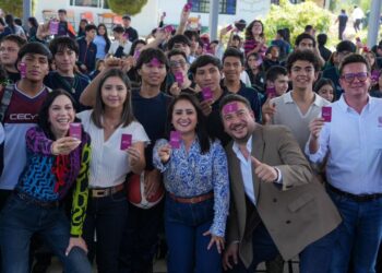 Gladyz Butanda entrega tarjetas del teleférico en Cecytem Uruapan