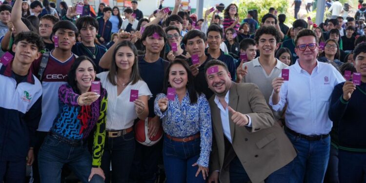 Gladyz Butanda entrega tarjetas del teleférico en Cecytem Uruapan