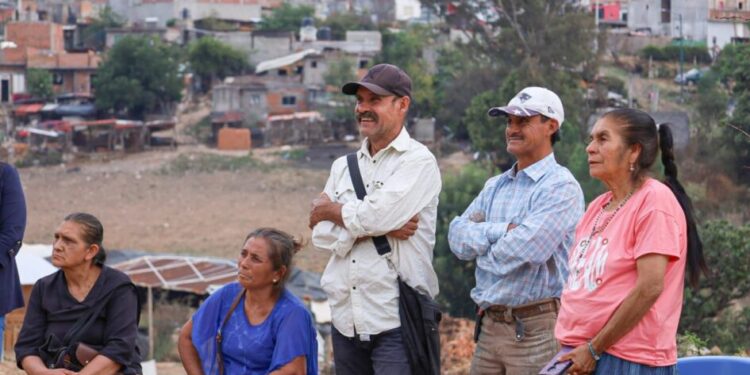 Vecinos de El Durazno son atendidos por Adolfo Torres