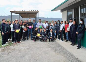 Yankel Benítez brinda apoyos para jóvenes de Cotzurio
